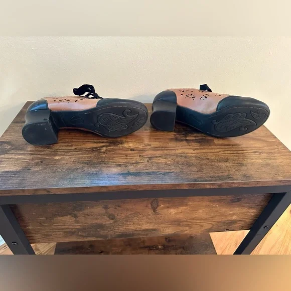Børn brown Mary Janes with cut out and front tie. Size 8. - Picture 4 of 7